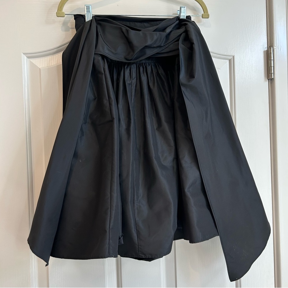 Beautiful black taffeta silk skirt with bow. Diane vonFurstenberg NWT size 2